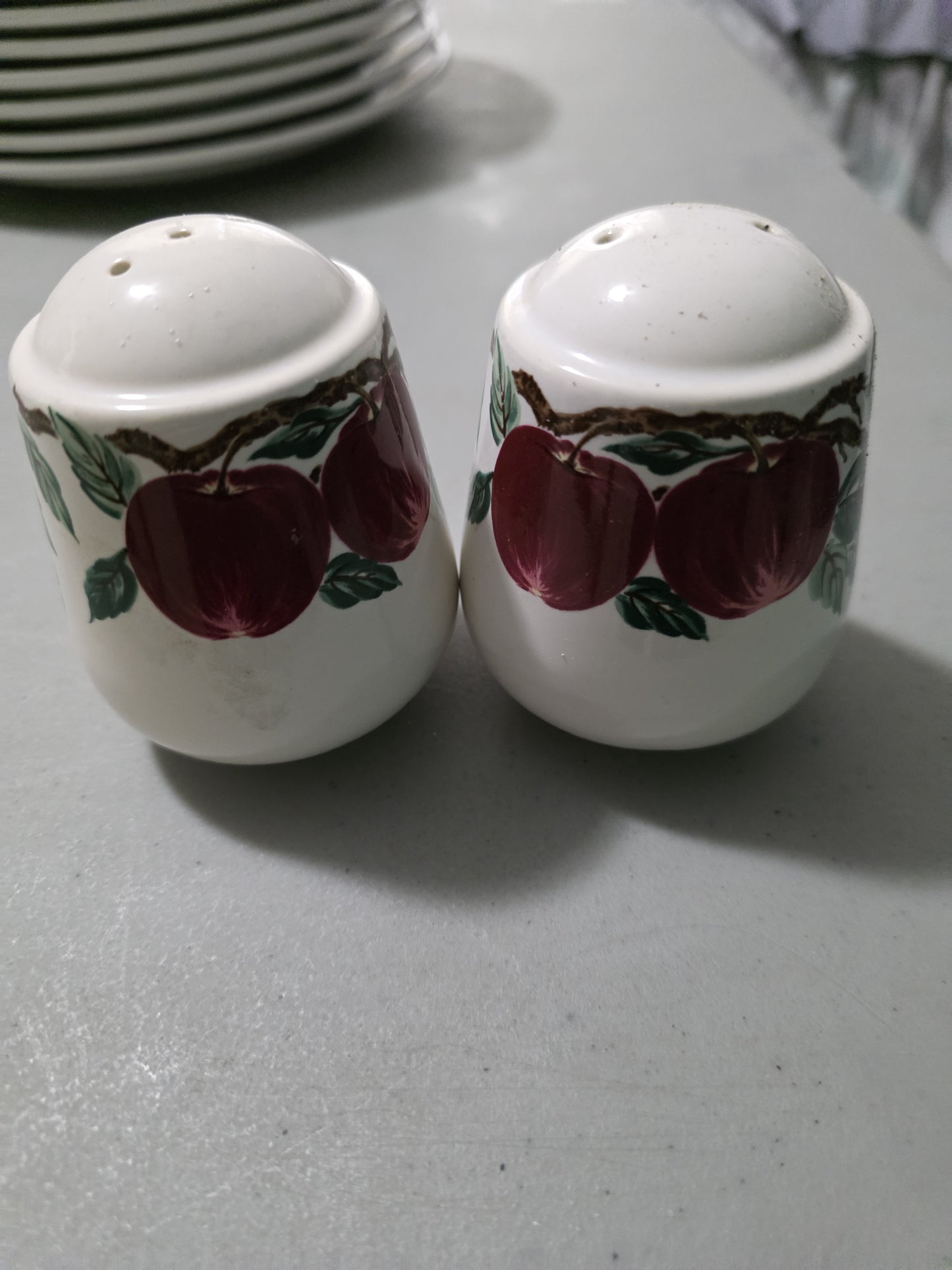 NANCY CALHOUN Bella Roma Apple 3.5” Salt & Pepper Shaker by NANCY CALHOUN PRE OWNED